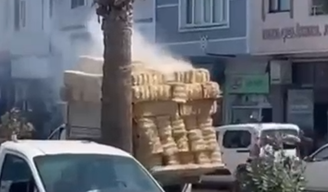 Kastamonu'nun ilçesinde saman yüklü kamyon alev aldı