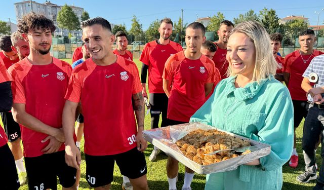Milletvekili Ekmekci'den GMG Kastamonuspor'a baklava