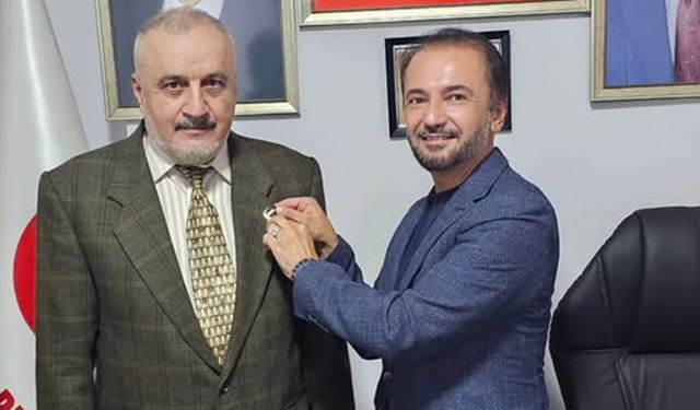 Kastamonulu ünlü ozanın oğlu Yeniden Refah Partisi rozeti taktı