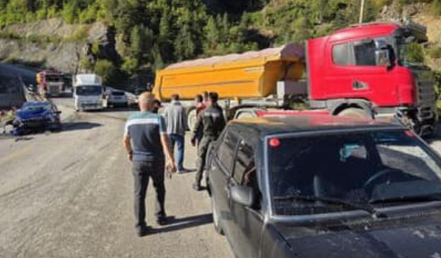Kastamonu’da feci kaza: Kamyon ile otomobil çarpıştı, 1 yaralı