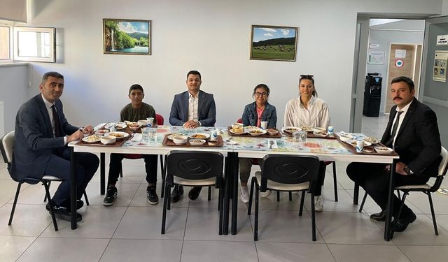 Kastamonu’da Kaymakam Özeş, Öğrencilerin Sofrasına Misafir Oldu