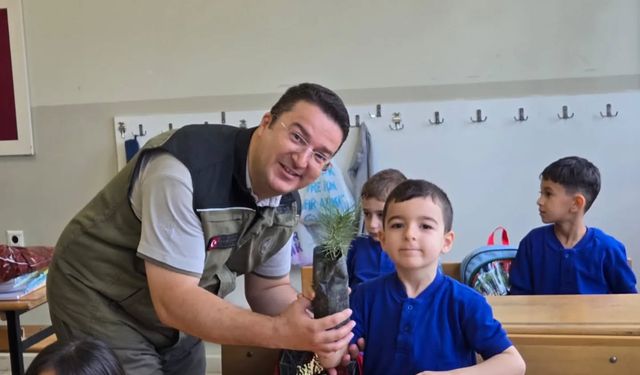 Kastamonu'nun ilçesinde öğrencilere fidan dağıtıldı