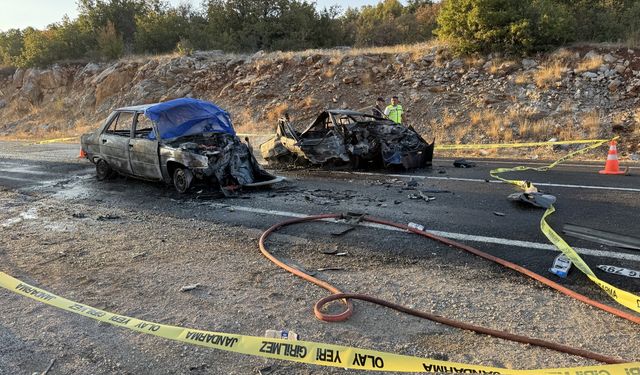 Son dakika: İki otomobilin kül olduğu korkunç kazada ölenlerin sayısı 4'e çıktı