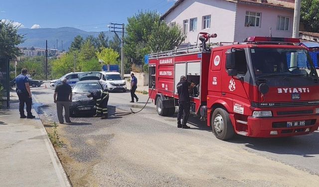 Trafikte korku dolu anlar: Otomobil cayır cayır yandı