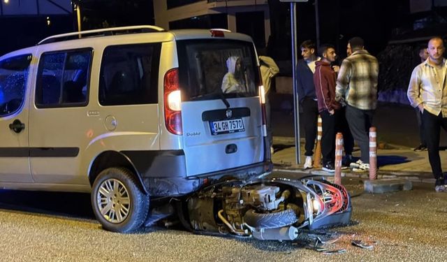 Feci Kaza: Motosiklet Park Halindeki Araca Saplandı