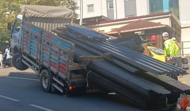 Kamyon faciası kıl payı önledi: Ön tekerlekler havaya kalktı