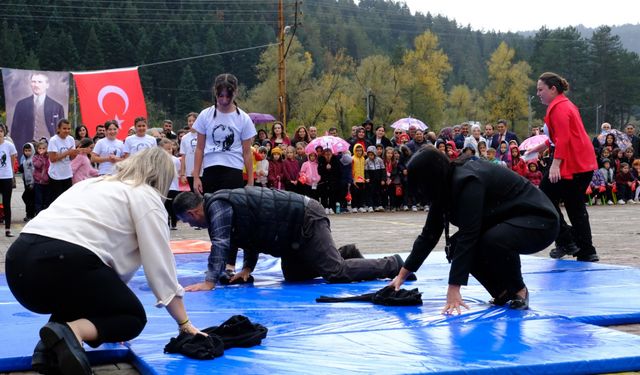Kastamonu'da kızı gösteri yapabilsin diye minderi atkısıyla kuruttu!