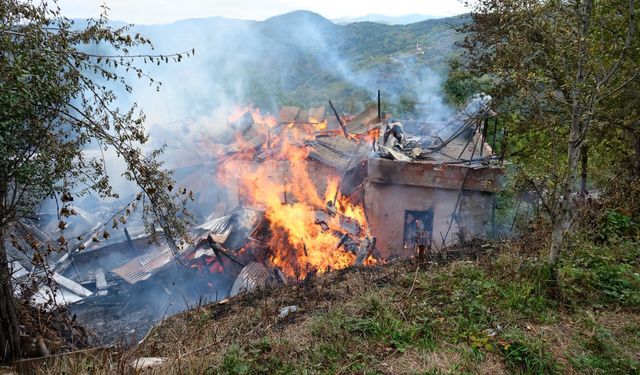 Kastamonu'nun ilçesinde ahşap ev küle döndü (Detaylar)