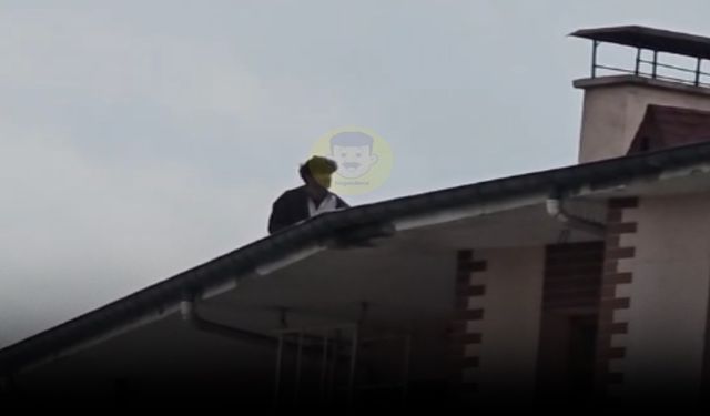 Kastamonu’da elinde bıçakla çatıya çıktı: 4 katlı binada ecel terleri!