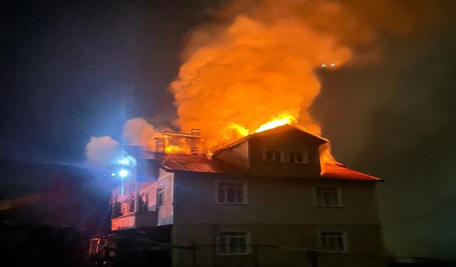 Azdavay’da korkutan yangın: Çatı alev alev yandı
