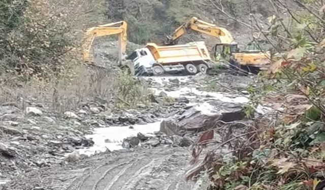 Kastamonu’da çamura batan kamyon yan yattı