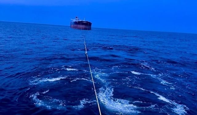 Kastamonu açıklarında isabet aldı: 'Virat' isimli gemi Türkeli'ye çekiliyor!