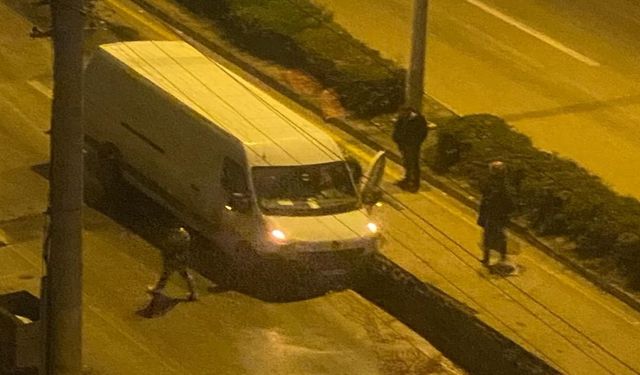 Kastamonu’da minibüs Türk Telekom’un kazdığı çukura düştü!