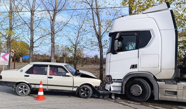 Taşköprü’de Süt Toplama Kamyonu ile Otomobil Çarpıştı: Sürücü Yaralandı