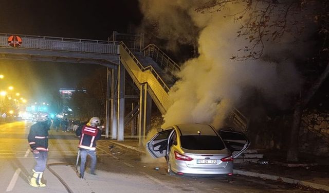 Korku Dolu Anlar: Otomobil Üst Geçit Direklerine Çarpıp Alev Aldı