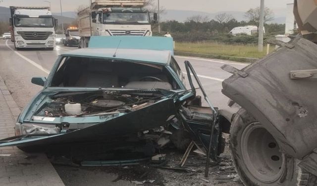 Tır ile Otomobil Çarpıştı: Trafik Kilitlendi, 1 Kişi Yaralandı