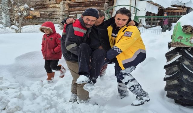 Kastamonu'da karlı yollar ambulansa geçit vermedi