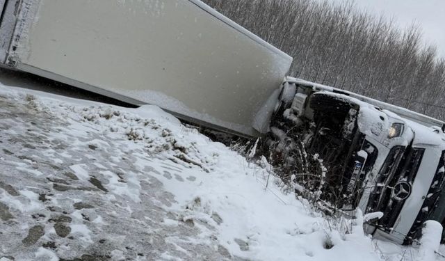 Kar yağışı kazayı getirdi: Kastamonu’nun ilçesinde tır devrildi