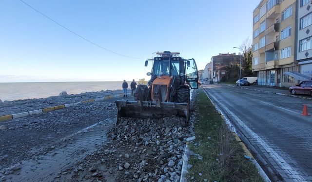 Kastamonu'da 8 metreyi bulan dalgalar sahillere zarar verdi