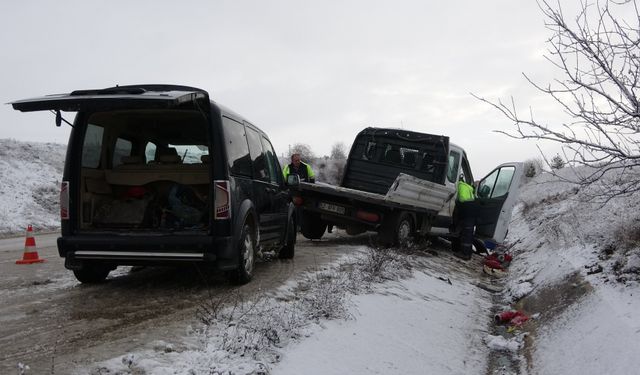 Kastamonu'da feci kaza! İşçileri taşıyan kamyonet devrildi: 7 işçi yaralandı!