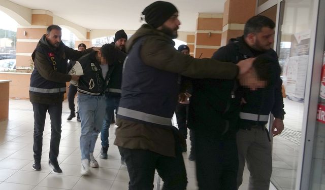 Kastamonu'da iki kardeşten biri ölmüştü: Bıçaklı kavganın zanlıları adliyeye sevk edildi
