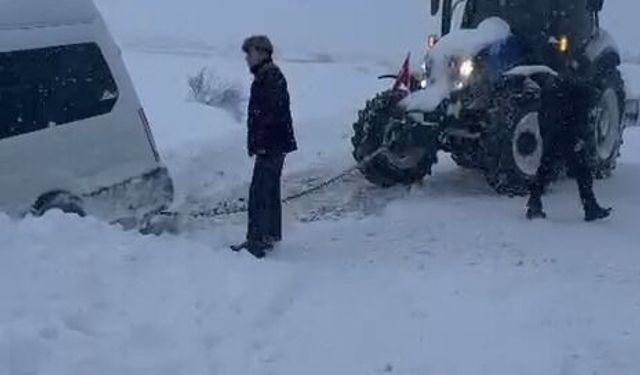 Kastamonu'da yolcu minibüsü kara saplandı: Uzun uğraşlar sonucu kurtarıldı