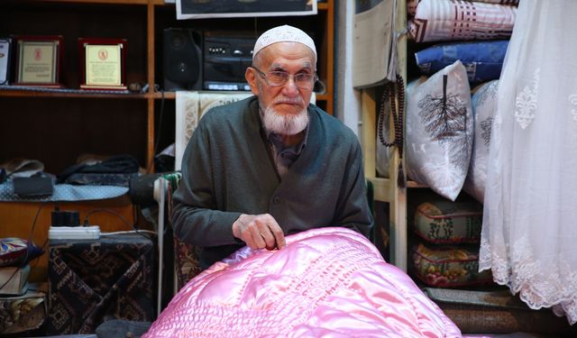 Kastamonu'da yorgancı dede 72 yıldır iğnesini elinden bırakmıyor