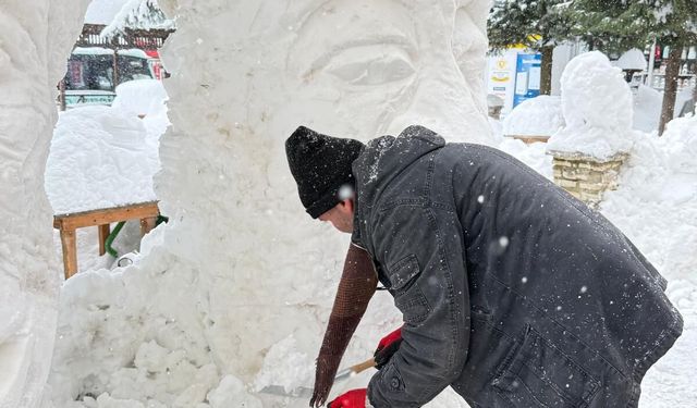 Kastamonu'nun ilçesinde kardan heykel ilgi odağı oldu