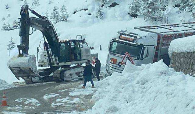 Kastamonu’nun ilçesine giden doğalgaz tırı kara gömüldü