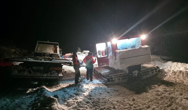 Kastamonu'nun köyünde mahsur kalan hasta 5 saatlik çalışmayla hastaneye ulaştırıldı