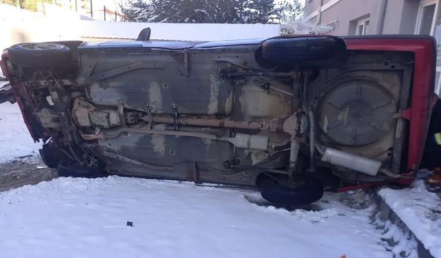 Kastamonu’da faciadan dönüldü: Okulun bahçesine otomobil düştü!