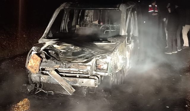 Seyir halindeki araç alev alev yandı