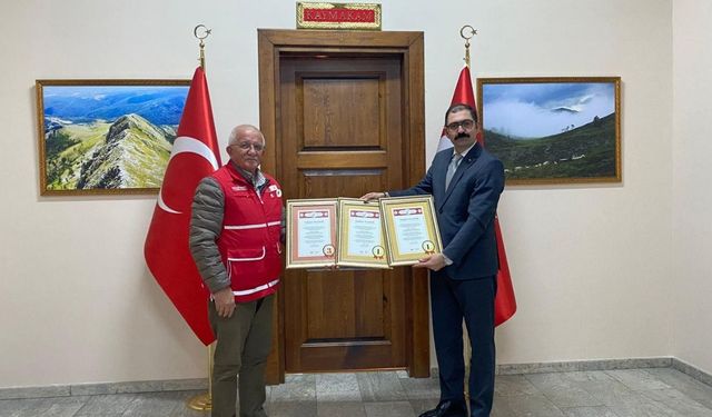 Taşköprü Kızılayı Türkiye Zirvesinde: Kaymakamlıkta Tebrik Ziyareti