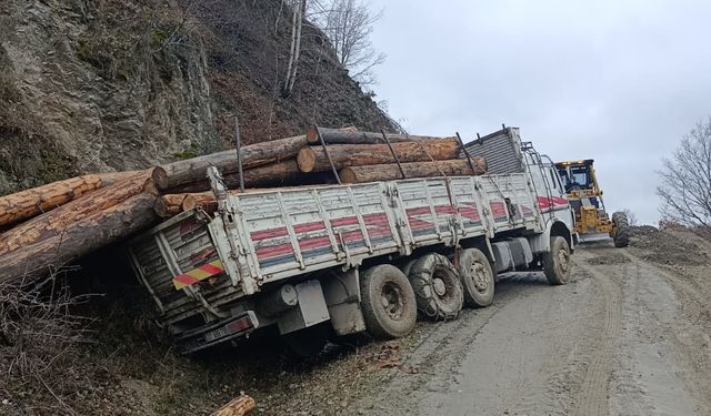 Taşköprü'nün köyünde çamurlu yolda kaydı: İş makinesiyle çıkarıldı