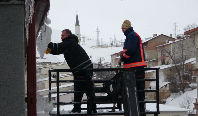 Çatılardan Düşen Kar Araçları Hurdaya Çevirdi