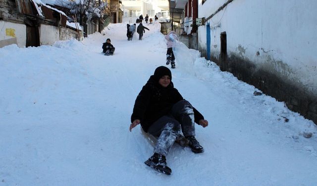 Kastamonu’da Kar Sevinci: Çocuklar Mahalle Arasında Kızak Pisti Kurdu