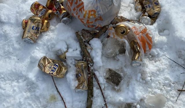 Kastamonu'da çeşme yanında biriken alkol şişeleri vatandaşları isyan ettirdi