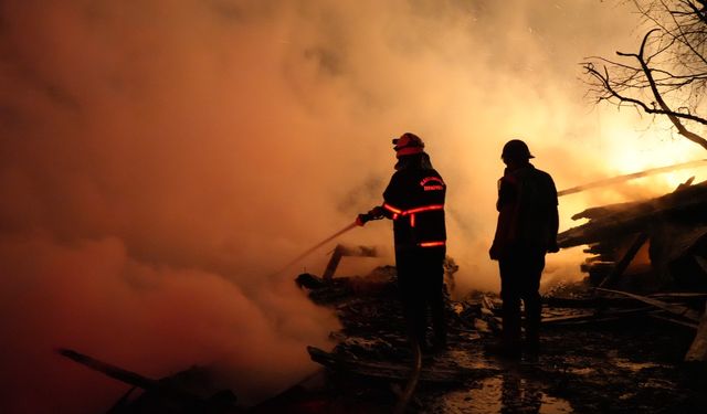 Kastamonu'da feci yangın: 3 ev zarar gördü, 2 samanlık yandı! (Detaylar)