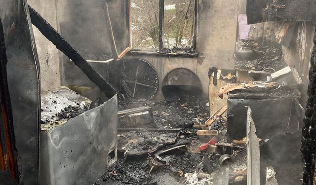 Kastamonu'nun ilçesinde alevlere teslim olan ev küle döndü