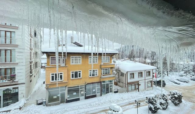 Kastamonu'nun ilçesinde buz sarkıtları oluştu: Hava eksi 20 dereceyi gördü!