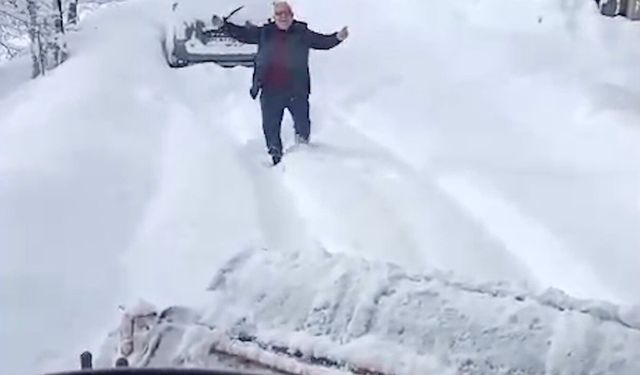 Kastamonu'nun ilçesinde kardan kapanan yol açılınca oynadı