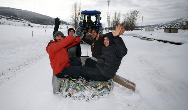 Kastamonu'nun köyündeki gençler lastik kızakla eğlenmenin yolunu buldu