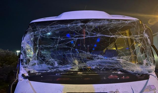 Servis minibüsü tıra çarptı: 6 yaralı