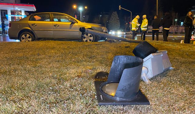 Otomobil direğe çarptı: Kazada 1 kişi yaralandı