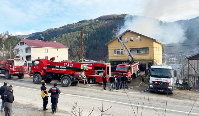 Kastamonu’da Alevler Yükseldi: Muhtarın Evi Yandı!
