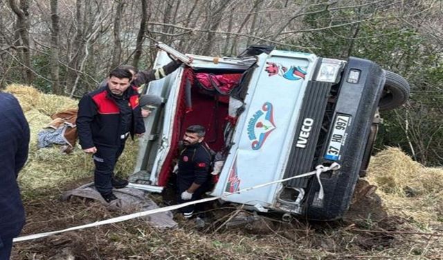Kastamonu'da Saman Yüklü Kamyonet Devrildi!