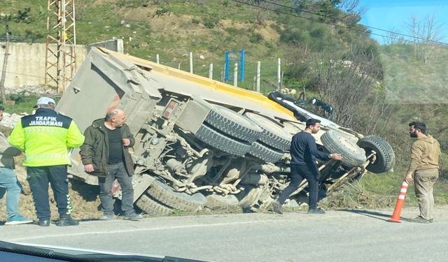 Kastamonu'da Damperli Kamyon Şarampole Yuvarlandı