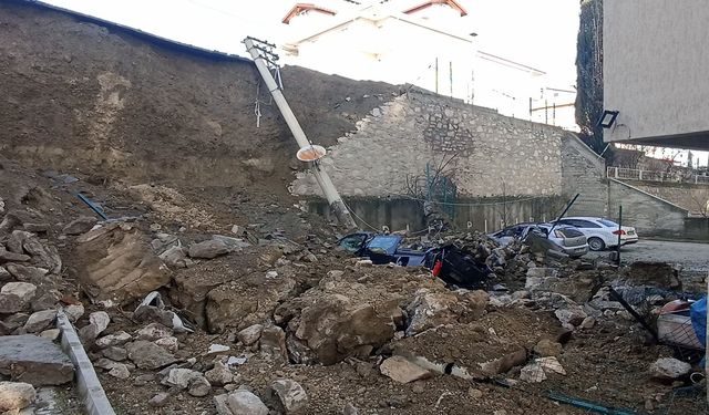 Kastamonu'da İstinat Duvarı Çöktü: Araçlar Altında Kaldı!
