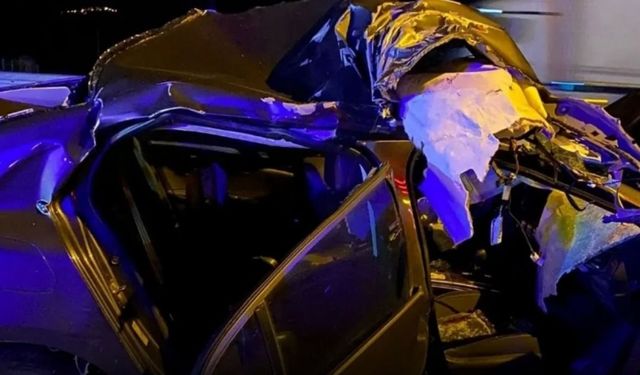 Kastamonu D-100’de feci kaza: Otomobil kamyona girdi, 2 yaralı