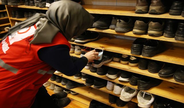 Kastamonu'da; Türk Kızılay gönüllülerinden teravih namazına gelen çocuklar için hediye